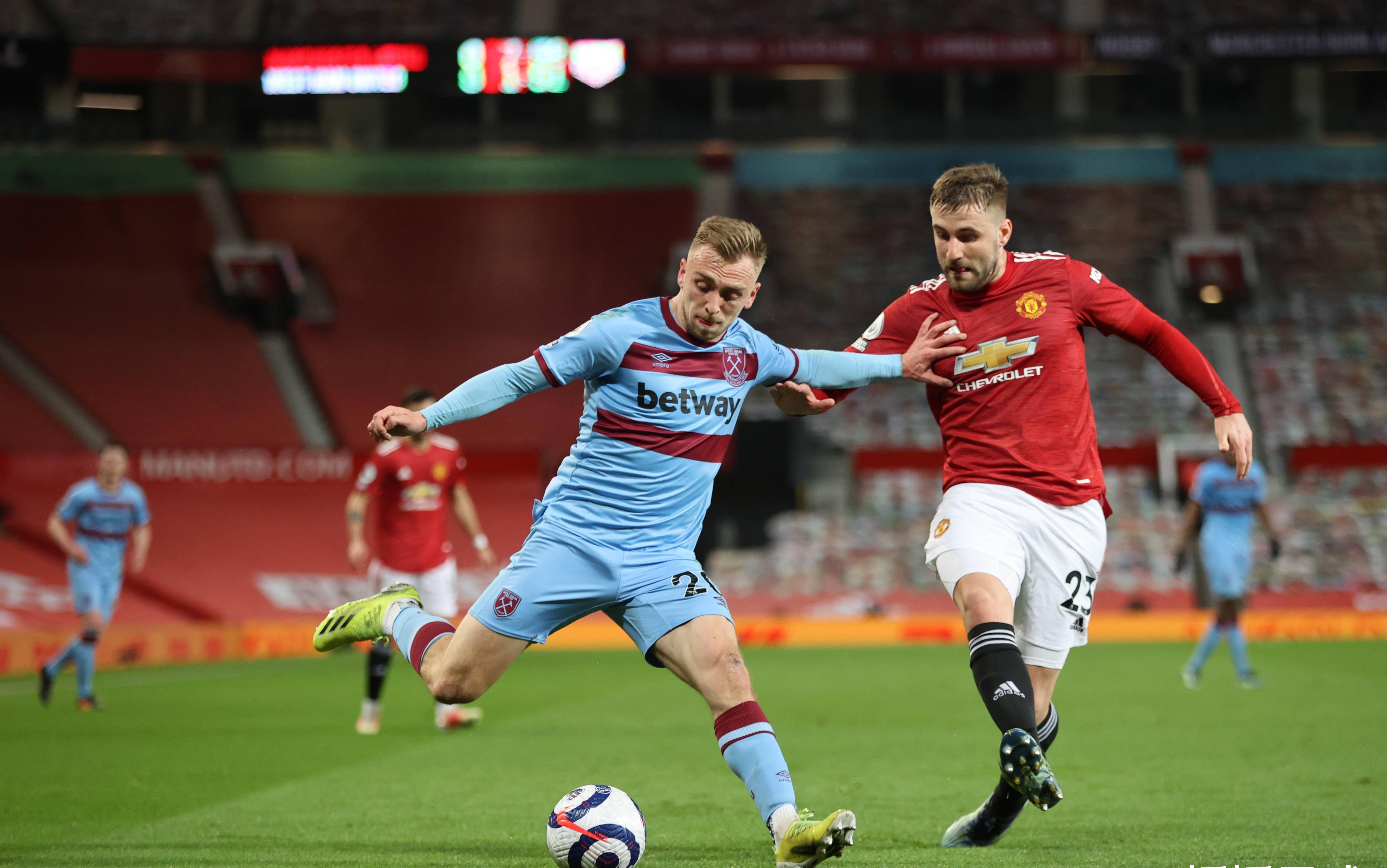 包含清晨勒沃库森备战英超；回应争议细节曝光；更衣室稳定；赛季目标并未改变的词条