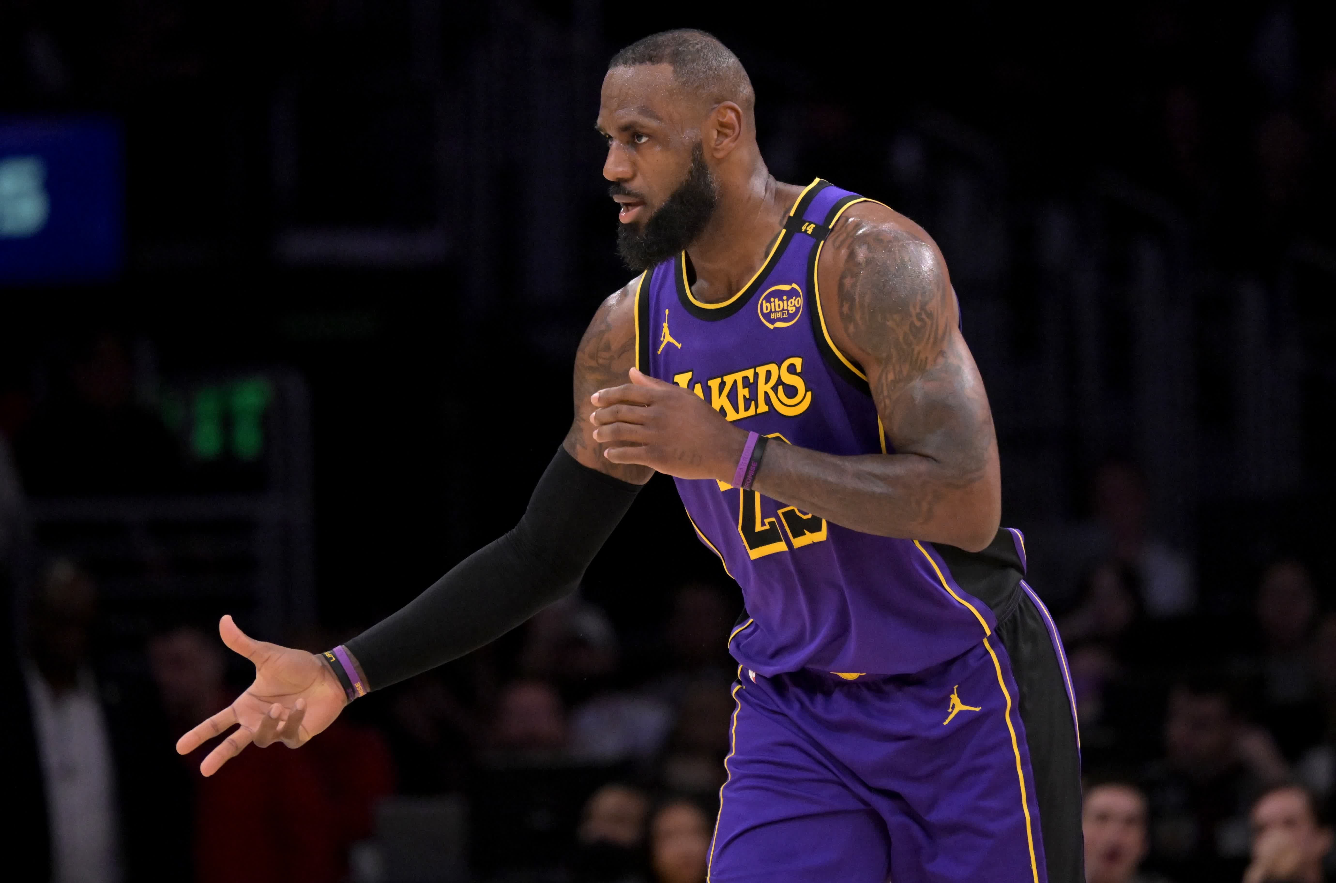 包含NBA常规赛今晚走向成谜，巴黎圣日耳曼篮板制胜，媒体盛赞，训练强度明显提升的词条